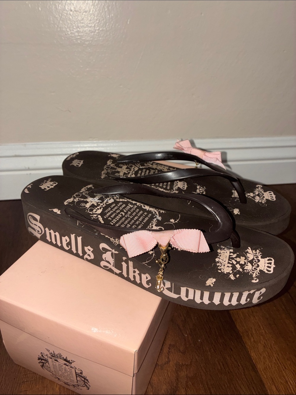 Y2K VINTAGE Juicy Couture Brown Flip Flop Wedge Sandals with Pink Bow Charms 8M - Picture 10 of 13